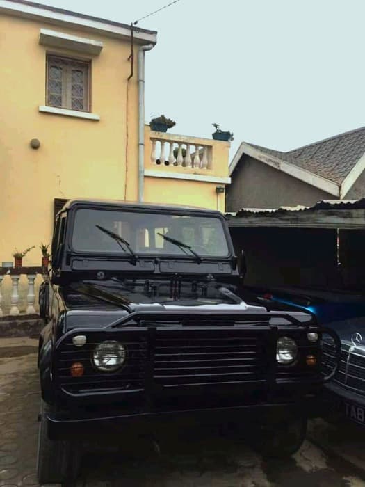 Land rover defender 110 - thumbnail 2
