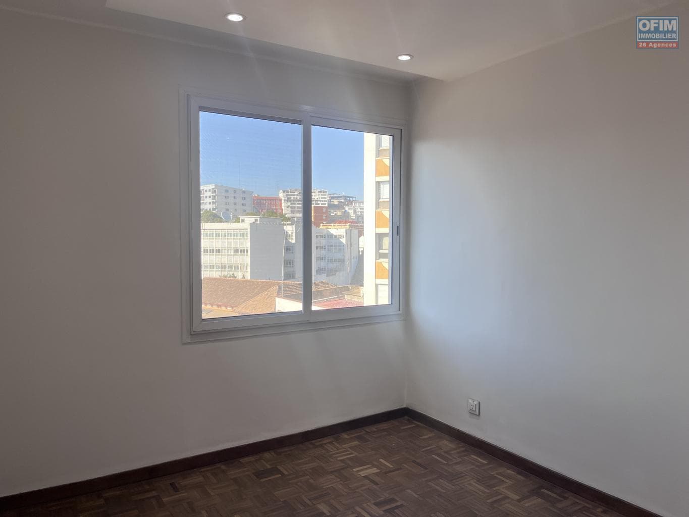 Location d’un charmant appartement T3 rénové situé en plein centre-ville d’Analakely Madagascar - thumbnail 4