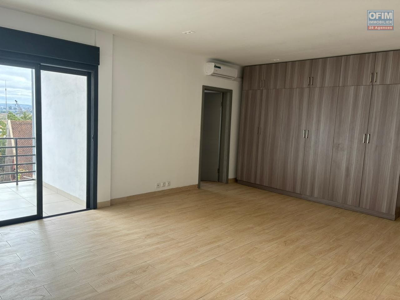 À louer un grand appartement T5 situé à Mahatony Ivandry Madagascar - thumbnail 4