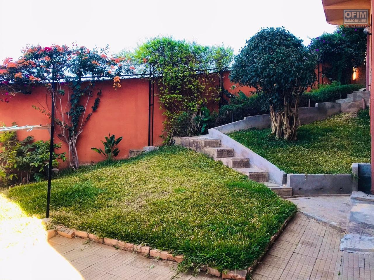 À louer un superbe appartement T3 meublé situé en rez-de-jardin à Ambatobe Madagascar