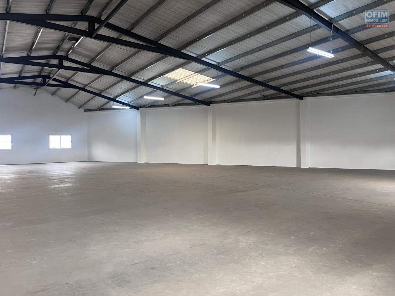 À louer deux entrepôts sécurisés de 630 m2 et de 874 m2 situés à Ambohibao Madagascar - thumbnail 2