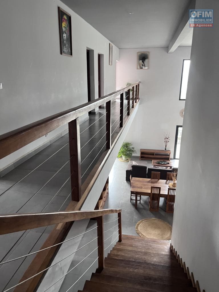 À louer superbe appartement T5 en duplex meublé de 250 m2 situé à Ambohitrarahaba Madagascar - thumbnail 2