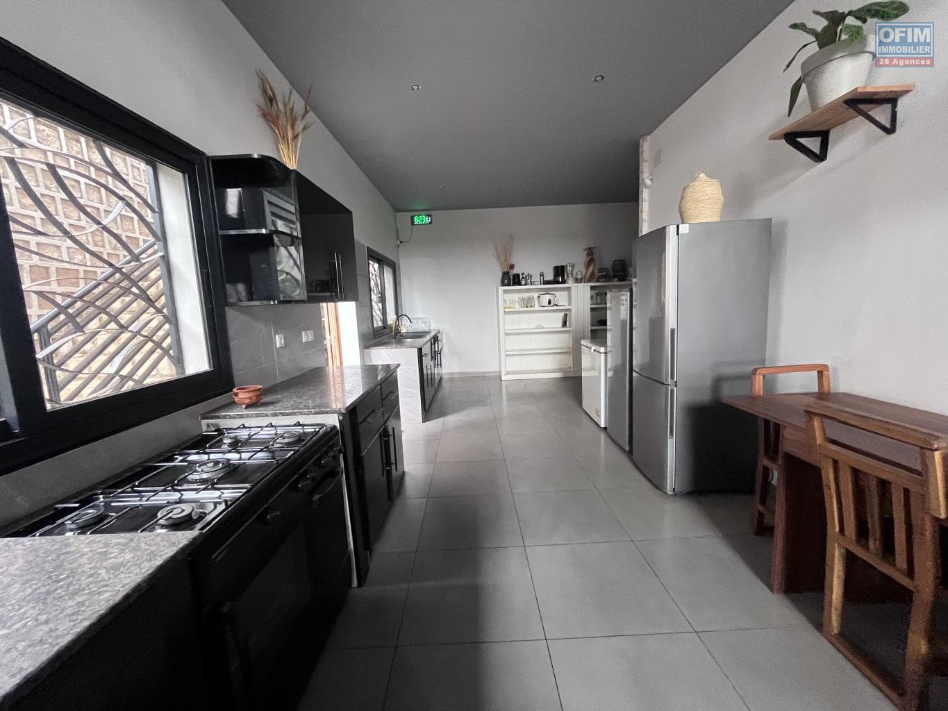 À louer superbe appartement T5 en duplex meublé de 250 m2 situé à Ambohitrarahaba Madagascar - thumbnail 3