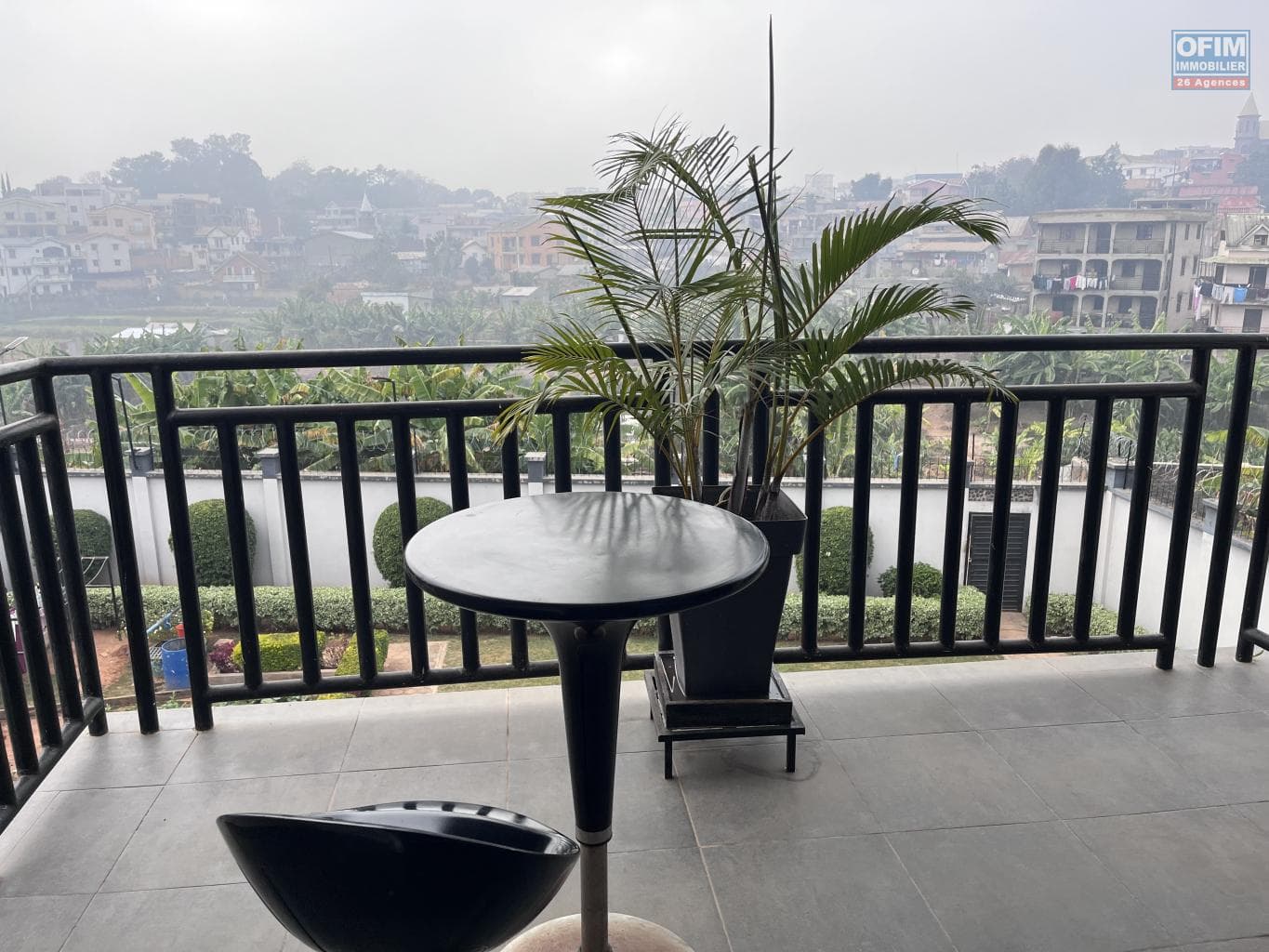À louer superbe appartement T5 en duplex meublé de 250 m2 situé à Ambohitrarahaba Madagascar - thumbnail 4