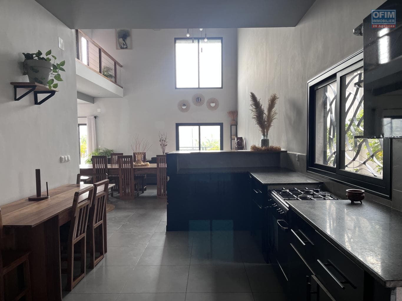 À louer superbe appartement T5 en duplex meublé de 250 m2 situé à Ambohitrarahaba Madagascar - thumbnail 5