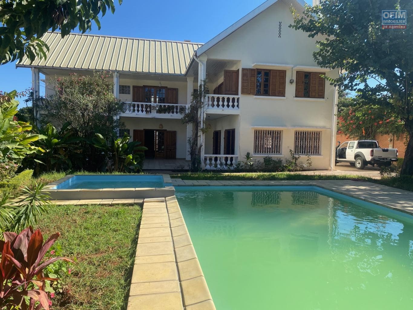 À louer une grande villa type F6 avec piscine située dans un quartier calme à Androhibe Madagascar