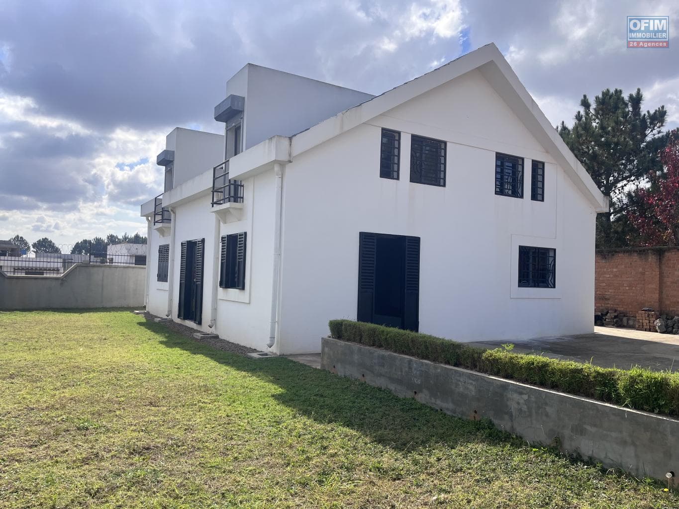Location d’une villa T5 neuve à étage située à Ilafy Antsampandrano Tananarive