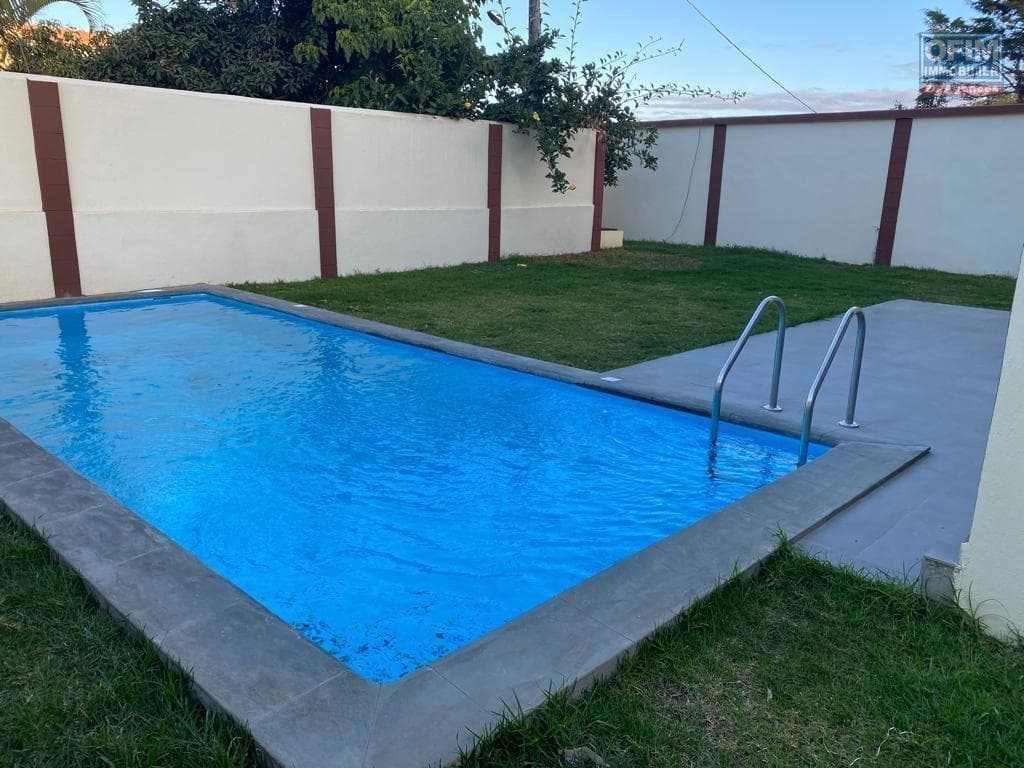 À louer une belle villa T5 avec piscine située à Ambatobe Madagascar