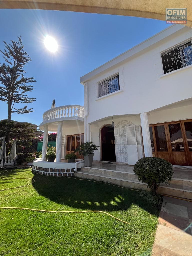 À louer une superbe villa T4 semi-meublée située dans un quartier calme à Alsaora