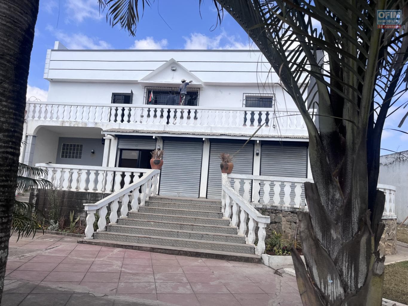 À louer une villa T5 à étage avec vue dégagée situé dans un quartier calme et résidentiel à Talatamaty Madagascar