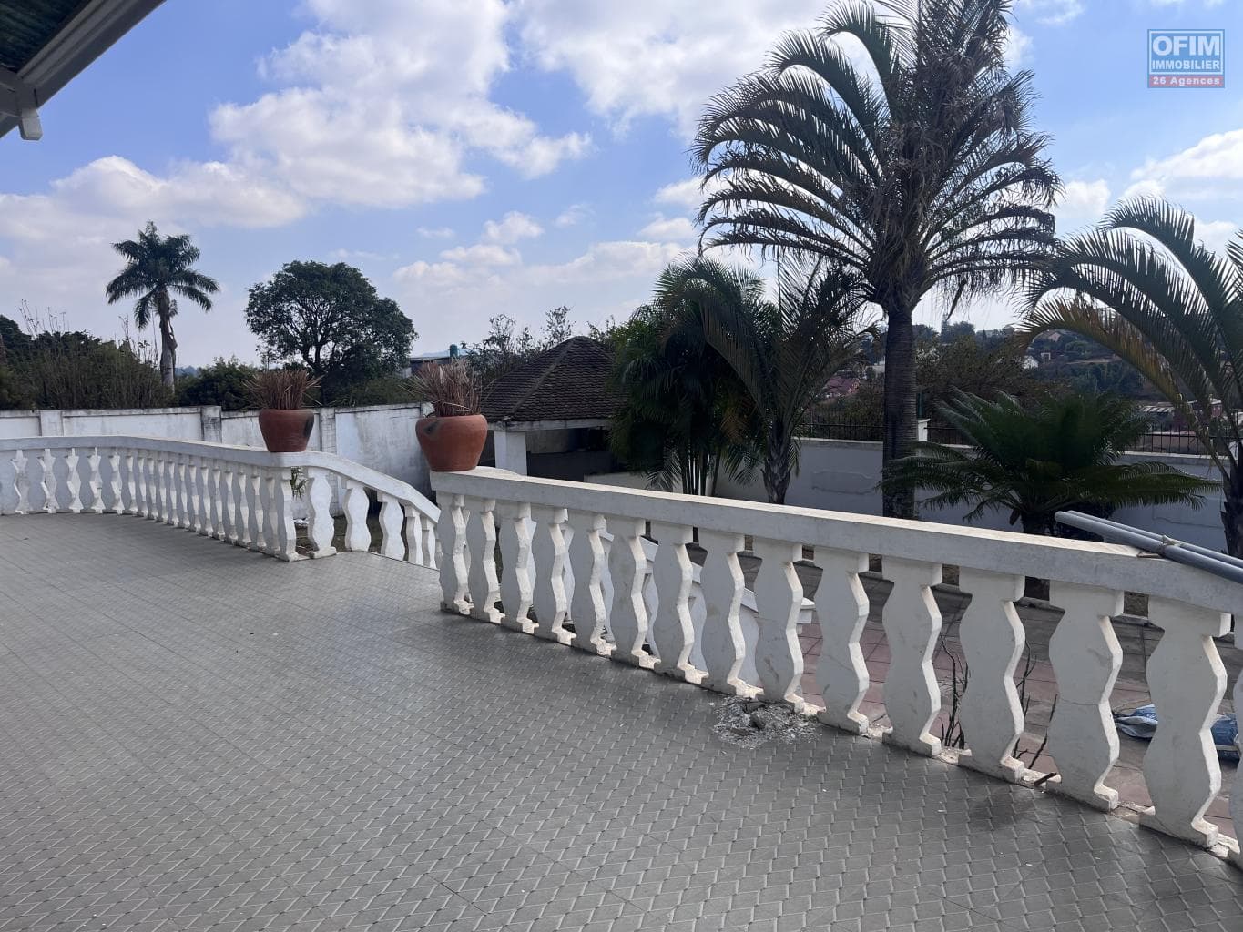 À louer une villa T5 à étage avec vue dégagée situé dans un quartier calme et résidentiel à Talatamaty Madagascar - thumbnail 2