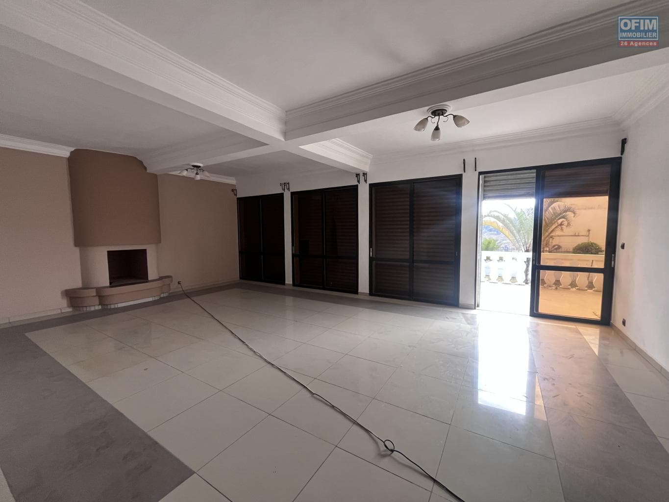 À louer une villa T5 à étage avec vue dégagée situé dans un quartier calme et résidentiel à Talatamaty Madagascar - thumbnail 3