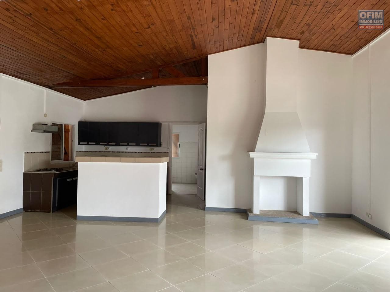 À louer une villa basse T4 située dans un quartier résidentiel calme à Ambohijanahary Manerinerina Madagascar - thumbnail 2