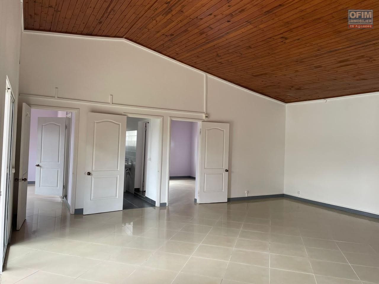 À louer une villa basse T4 située dans un quartier résidentiel calme à Ambohijanahary Manerinerina Madagascar - thumbnail 4