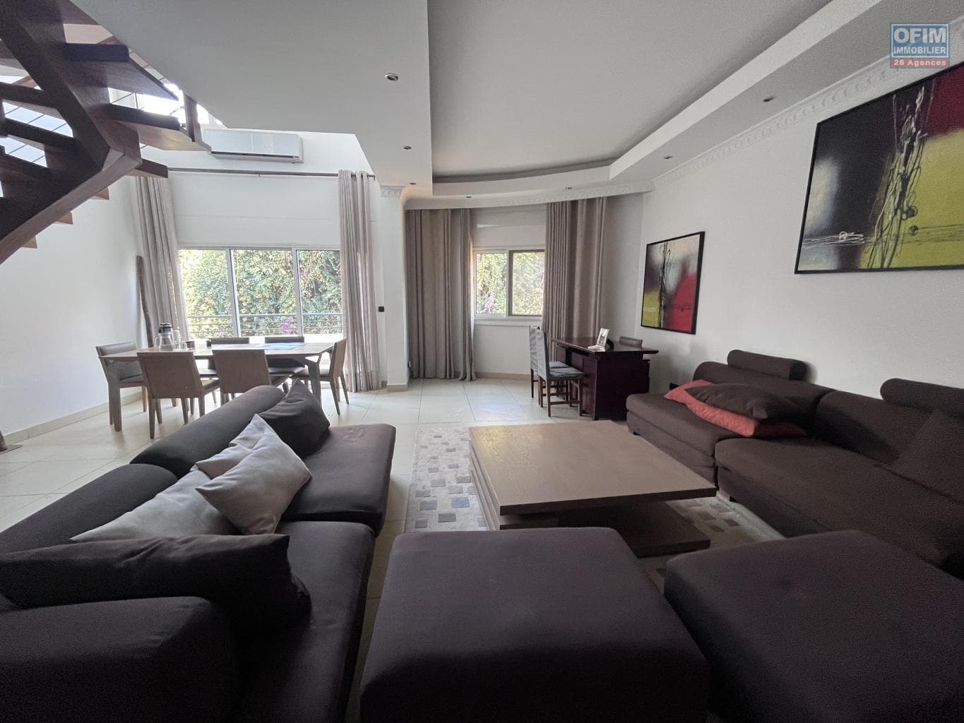 À louer un spacieux appartement T5 meublé en duplex situé à Androhibe
