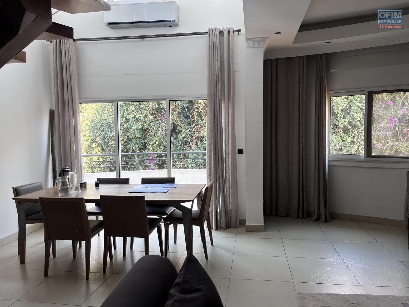 À louer un spacieux appartement T5 meublé en duplex situé à Androhibe - thumbnail 3