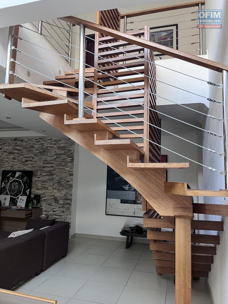 À louer un spacieux appartement T5 meublé en duplex situé à Androhibe - thumbnail 4