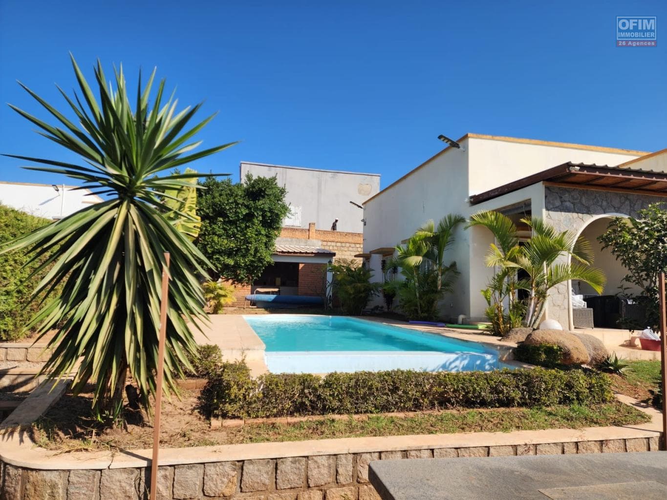 À louer une superbe villa de plain-pied T4 semi-meublée avec piscine située à Ambatobe Manazary Madagascar