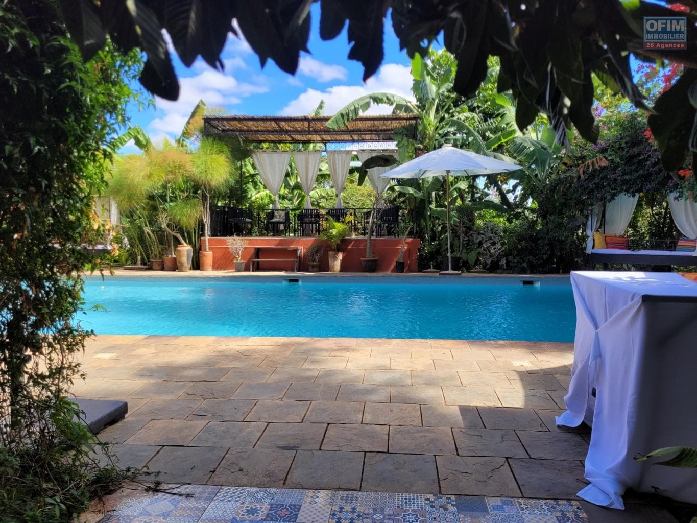 À louer villa T4 meublée avec piscine et jardin située à Analamahitsy Ilafy Tananarive
