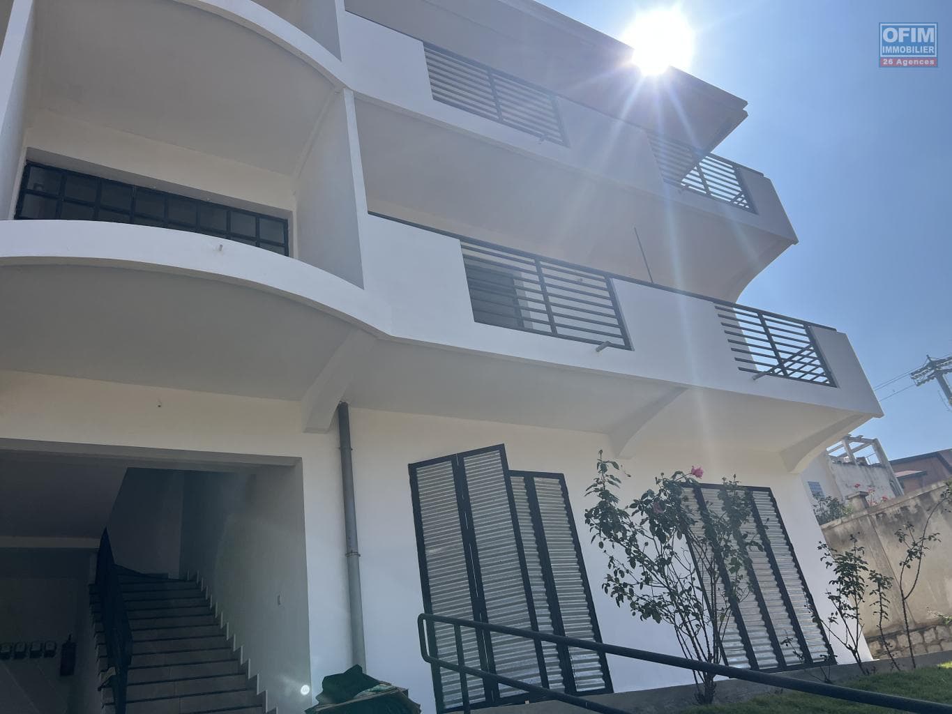À louer un ensemble de 3 appartements situé dans un quartier résidentiel calme à Analamahitsy Park Madagascar - thumbnail 2