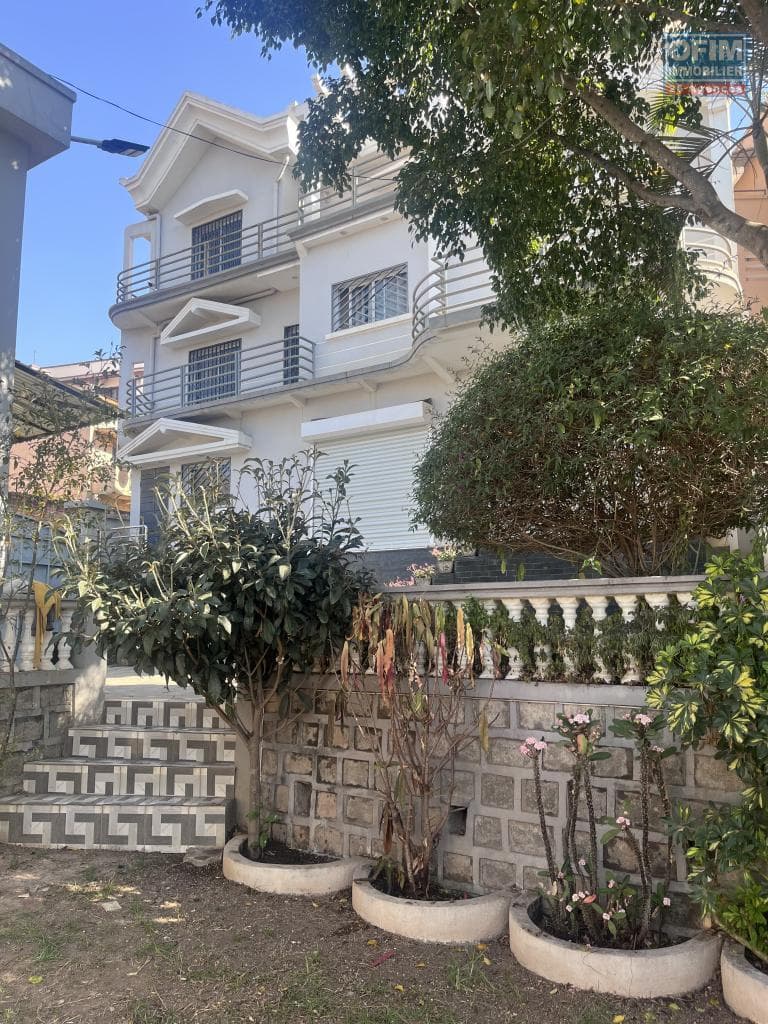 À louer une grande villa T8 sur trois niveaux avec jardin située à Analamahitsy Madagascar