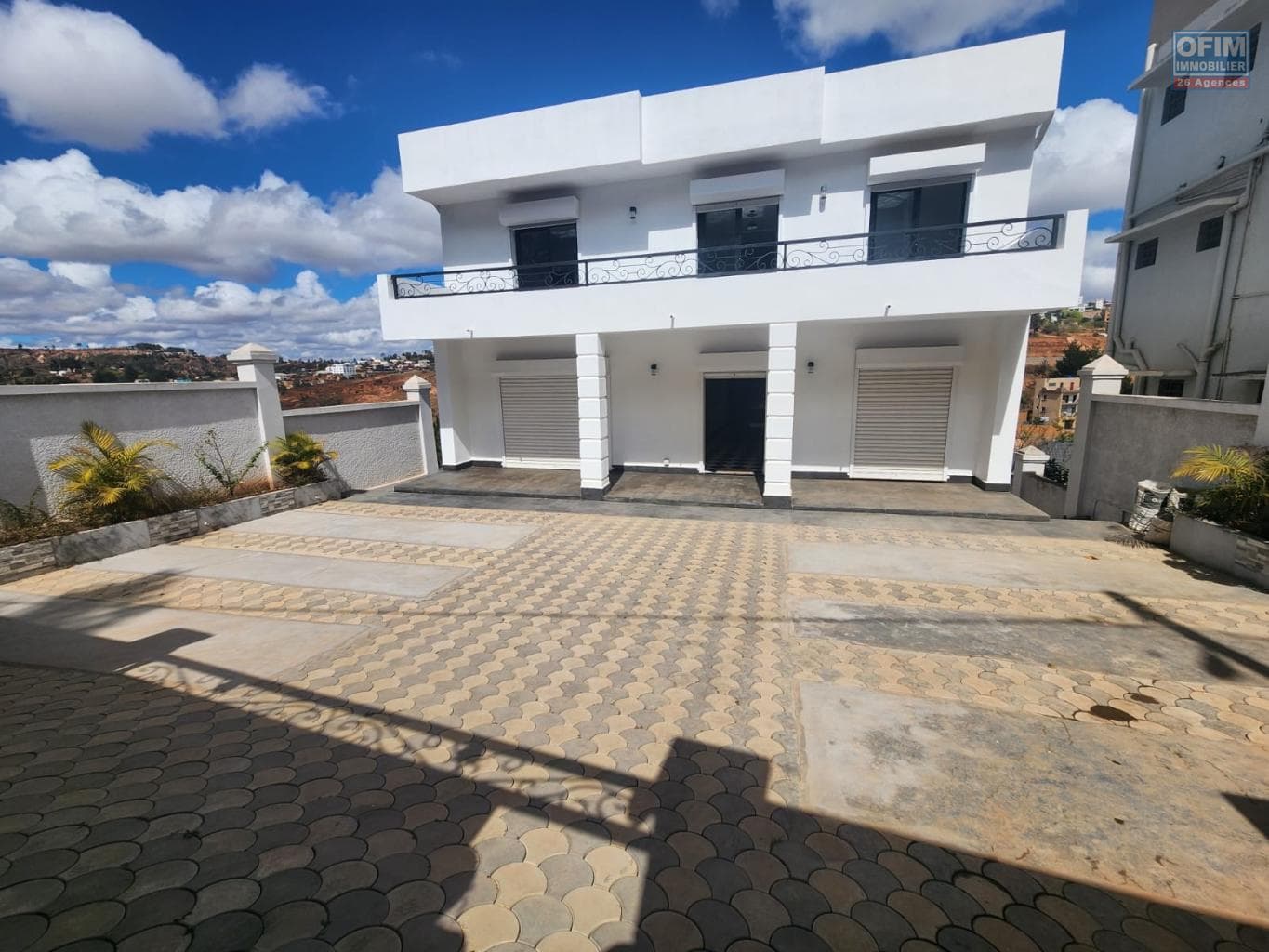 En vente une charmante villa neuve type F6 sur un terrain de 352 m2 située à Alasora Madagascar