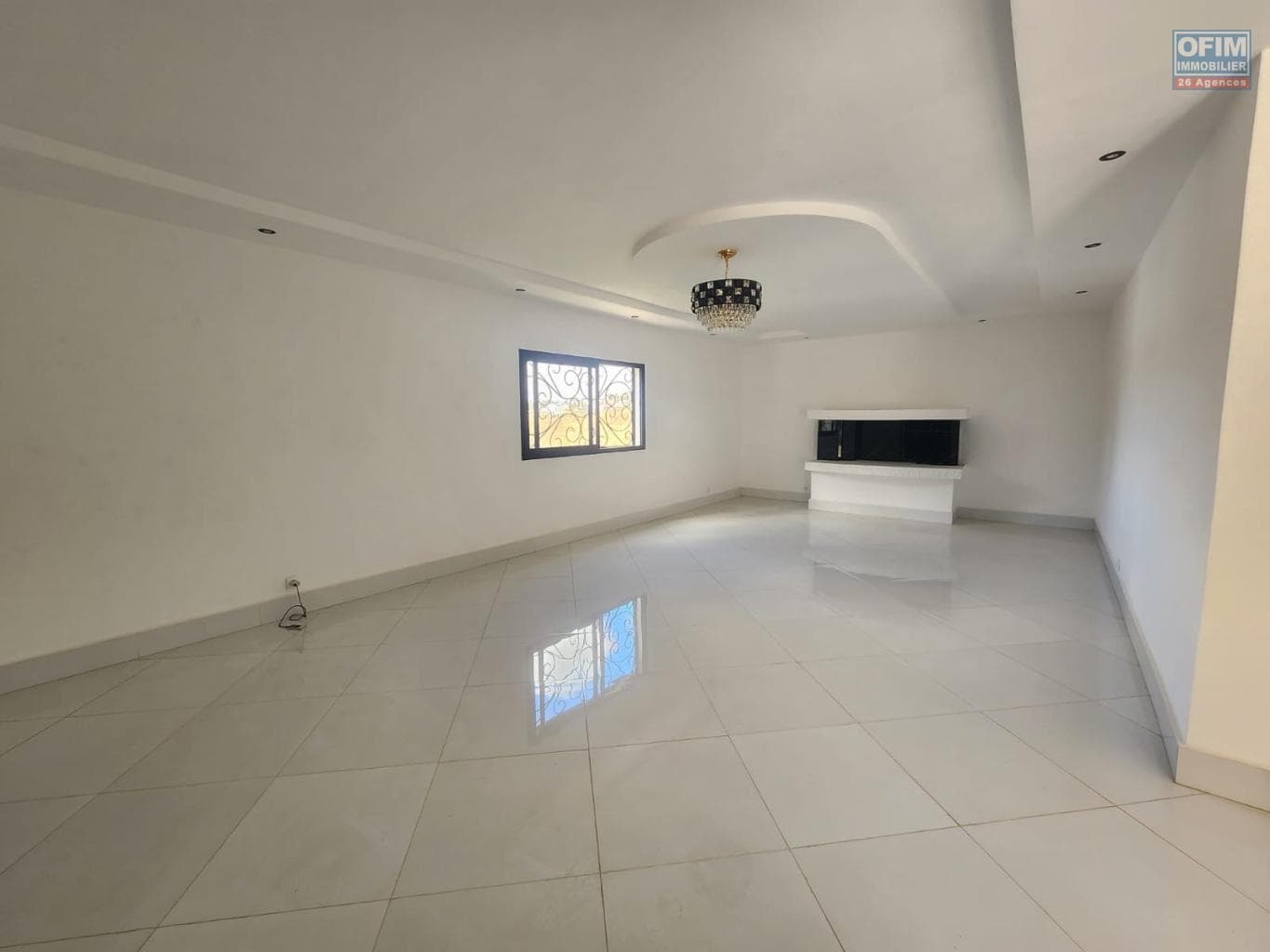En vente une charmante villa neuve type F6 sur un terrain de 352 m2 située à Alasora Madagascar - thumbnail 2