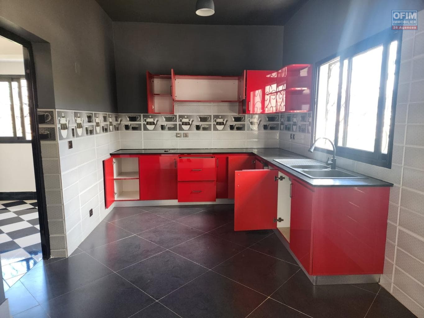 En vente une charmante villa neuve type F6 sur un terrain de 352 m2 située à Alasora Madagascar - thumbnail 4