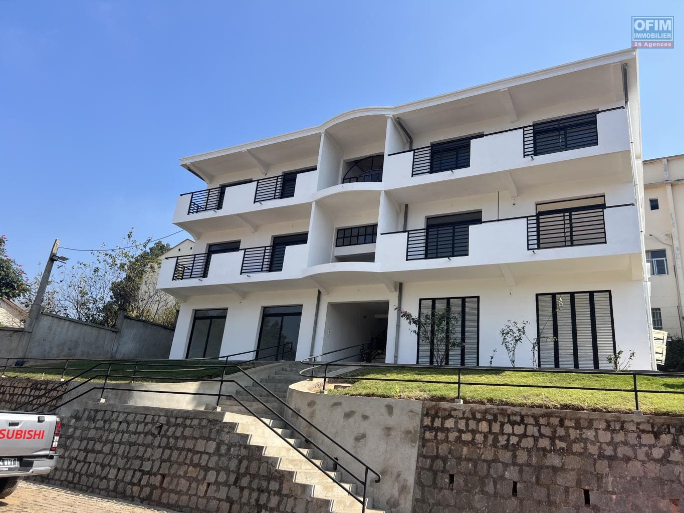 En location un immeuble complet avec 5 logements situé à Analamahitsy Park Tananarive