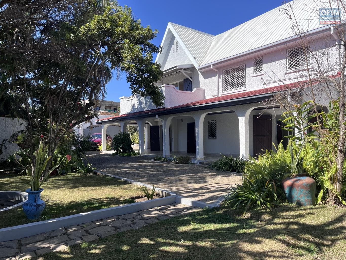 À louer superbe villa familiale de type F6 située à Ambatobe Madagascar