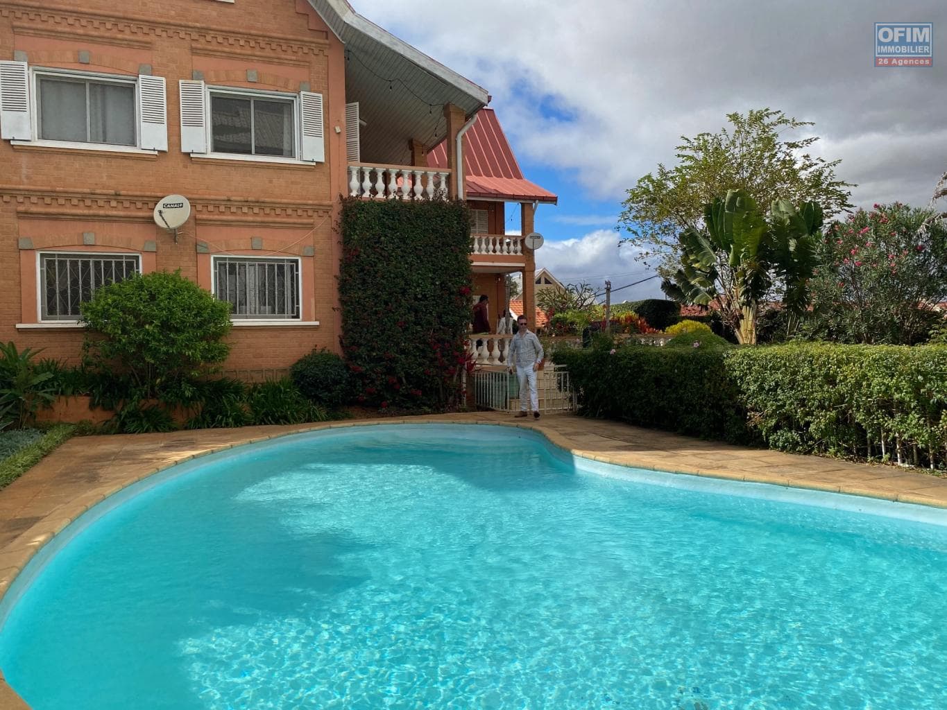 Location d’une villa T6 type traditionnel avec piscine située dans un quartier calme et résidentiel à Ambatobe Tananarive
