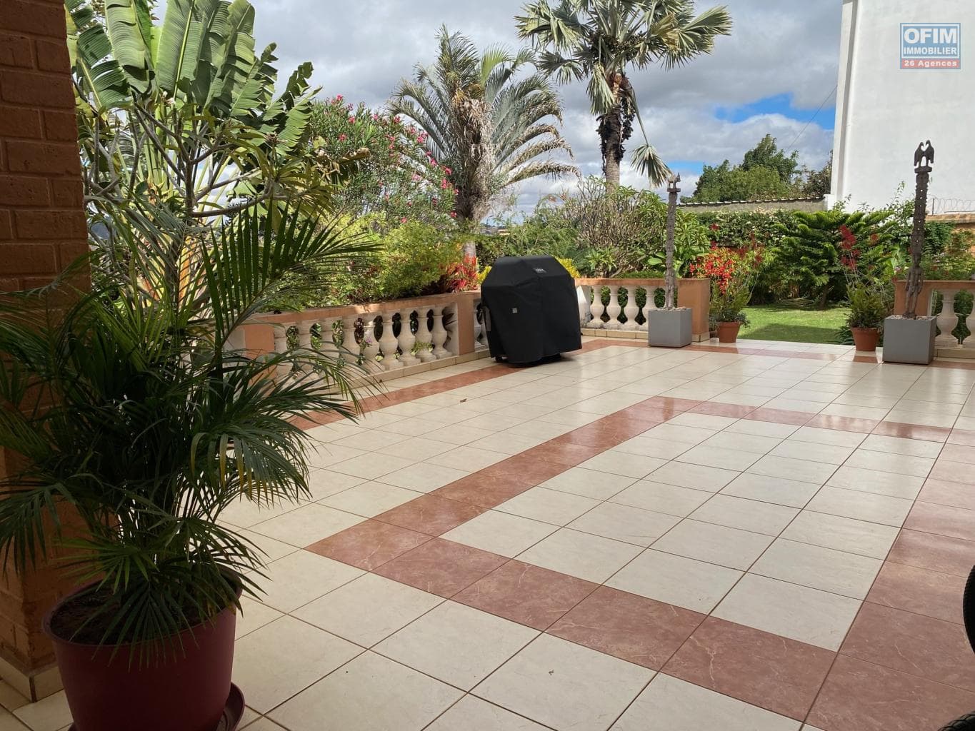 Location d’une villa T6 type traditionnel avec piscine située dans un quartier calme et résidentiel à Ambatobe Tananarive - thumbnail 3