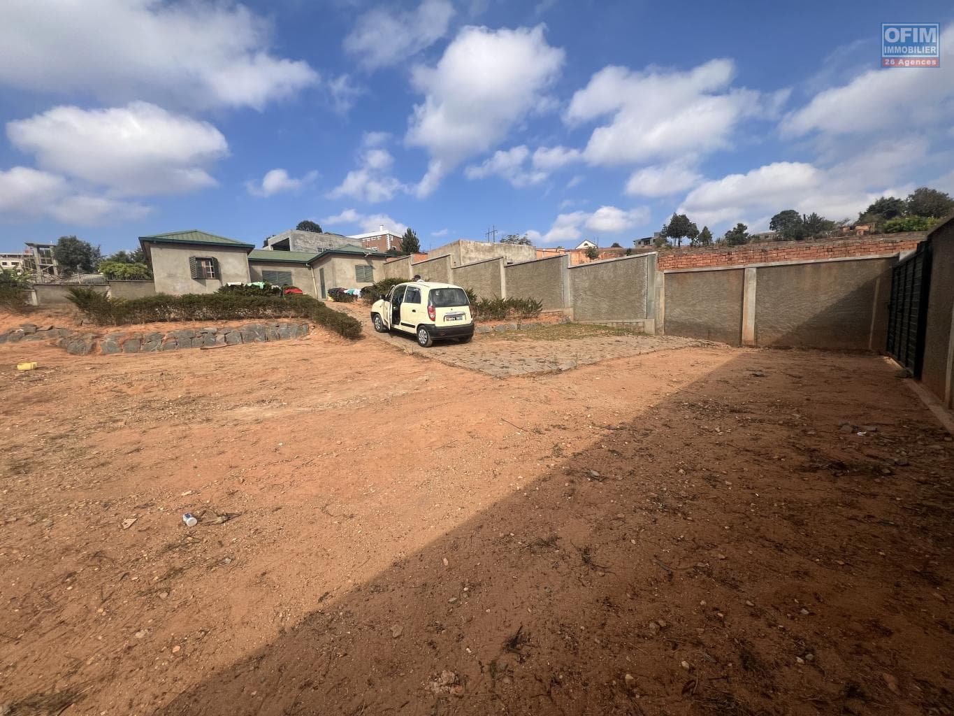 À vendre une villa basse à terminer située dans un quartier calme située à Lohanosy Ambohijanaka Nord Madagascar - thumbnail 2