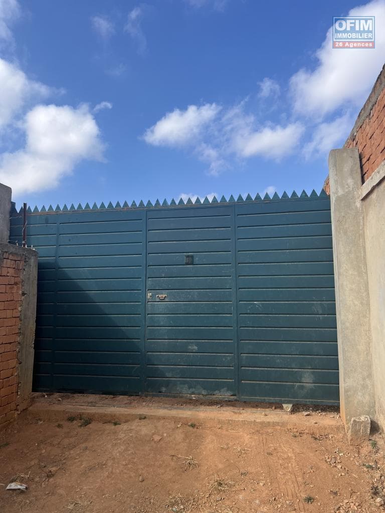 À vendre une villa basse à terminer située dans un quartier calme située à Lohanosy Ambohijanaka Nord Madagascar - thumbnail 3