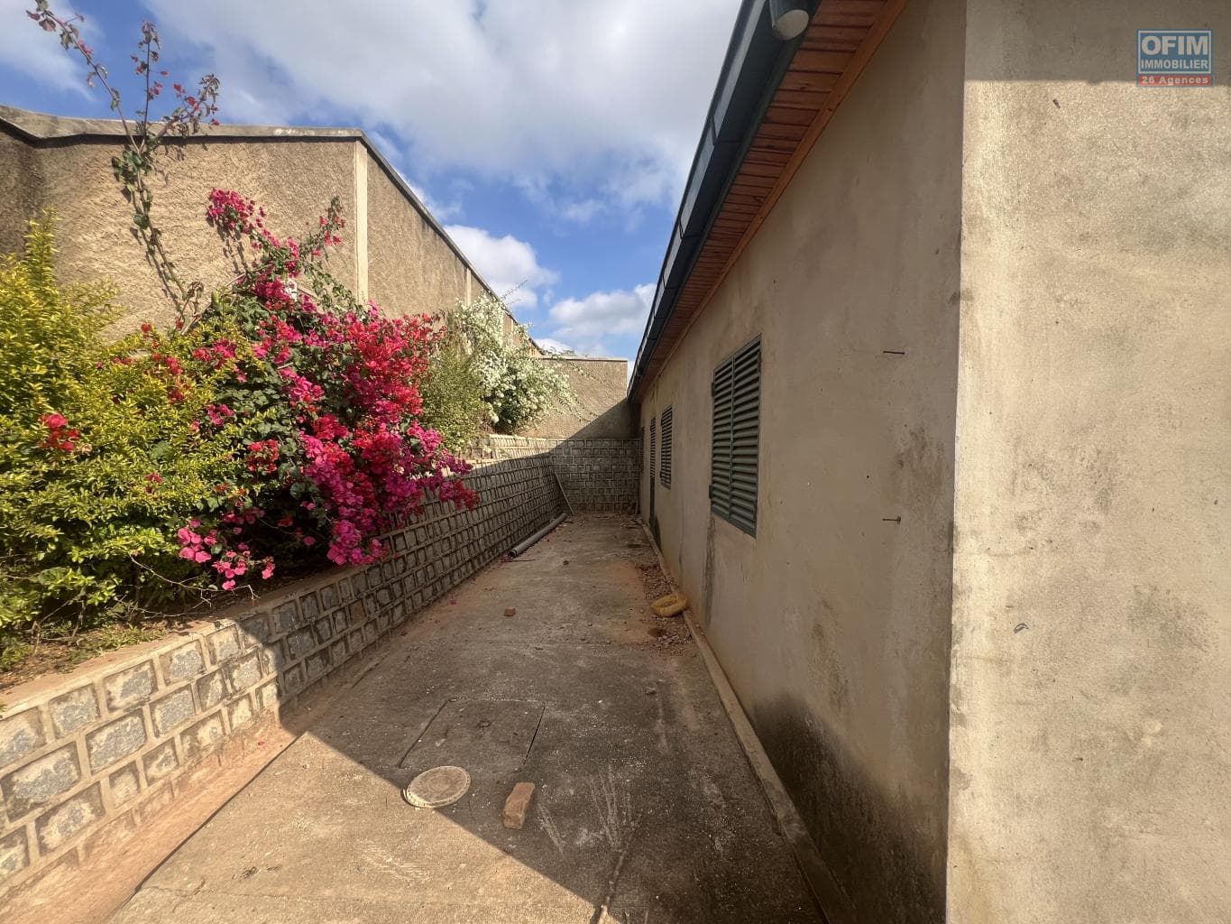 À vendre une villa basse à terminer située dans un quartier calme située à Lohanosy Ambohijanaka Nord Madagascar - thumbnail 4