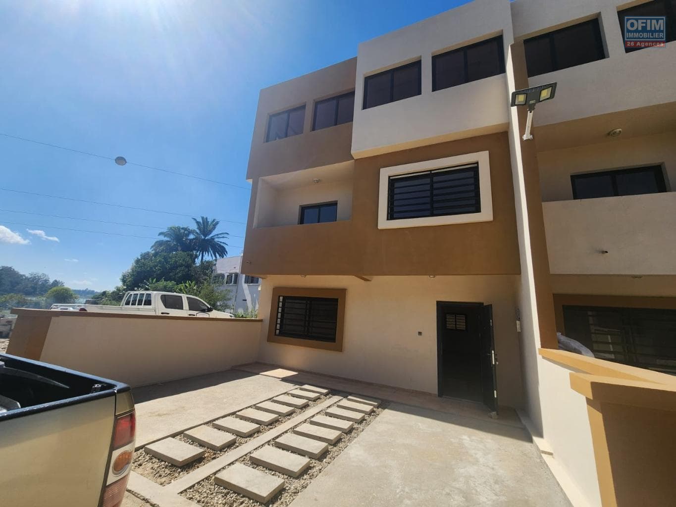 À louer une villa neuve mitoyenne T6 en R+2 située au coeur d’un quartier résidentiel calme, à Ambohibao Madagascar
