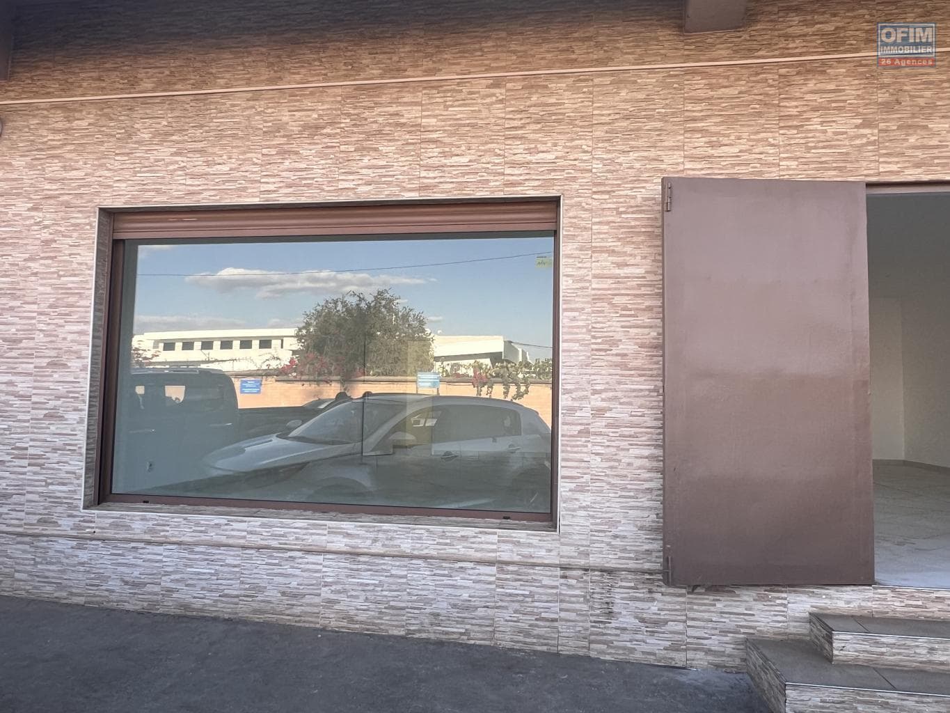 À louer un local spacieux de 79 m2 situé au sein d’un centre commercial à Talatamaty Madagascar - thumbnail 2