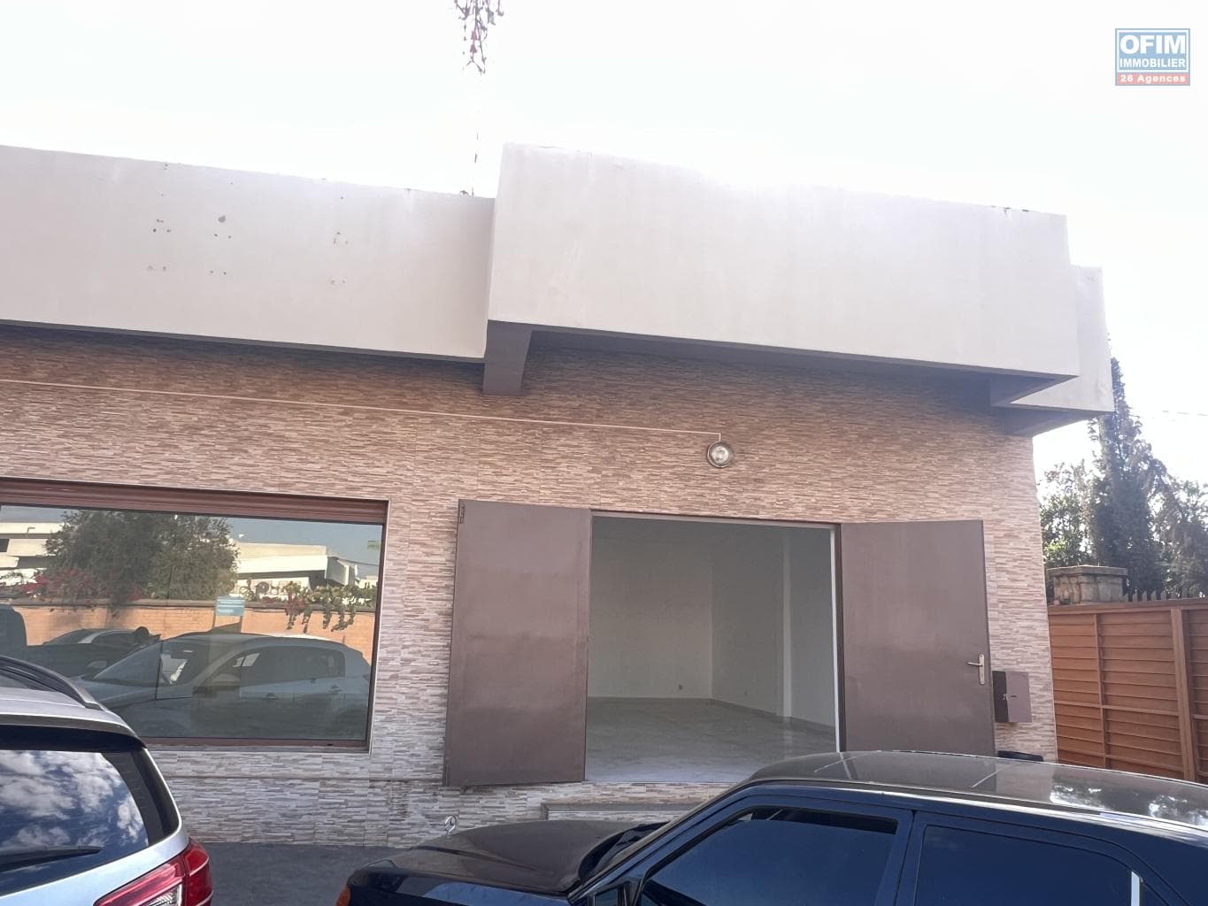 À louer un local spacieux de 79 m2 situé au sein d’un centre commercial à Talatamaty Madagascar - thumbnail 3