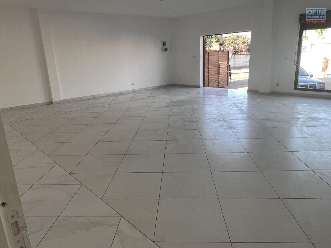 À louer un local spacieux de 79 m2 situé au sein d’un centre commercial à Talatamaty Madagascar - thumbnail 4