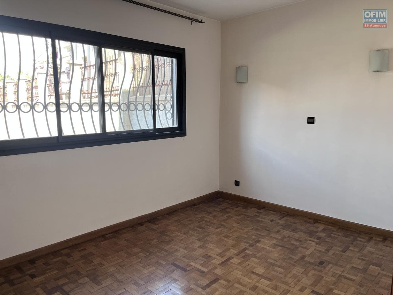 À louer un appartement T3 sécurisé situé à Alarobia Ivandry Madagascar - thumbnail 3