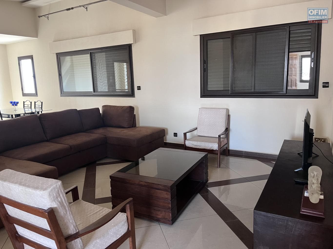 À louer un agréable appartement T3 meublé et sécurisé situé à Alarobia Ivandry Madagascar