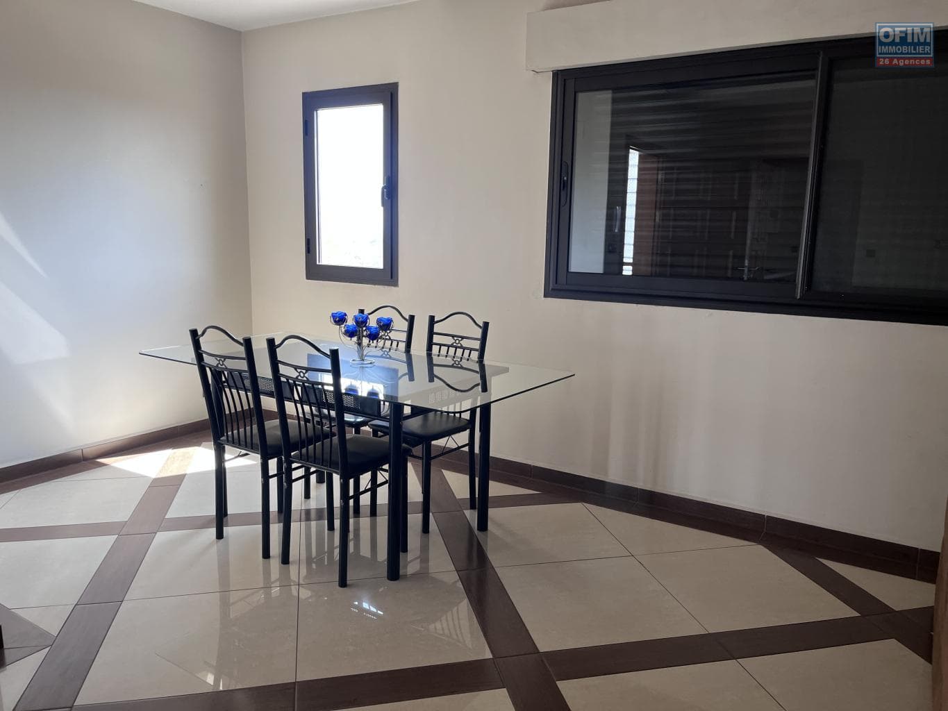À louer un agréable appartement T3 meublé et sécurisé situé à Alarobia Ivandry Madagascar - thumbnail 2