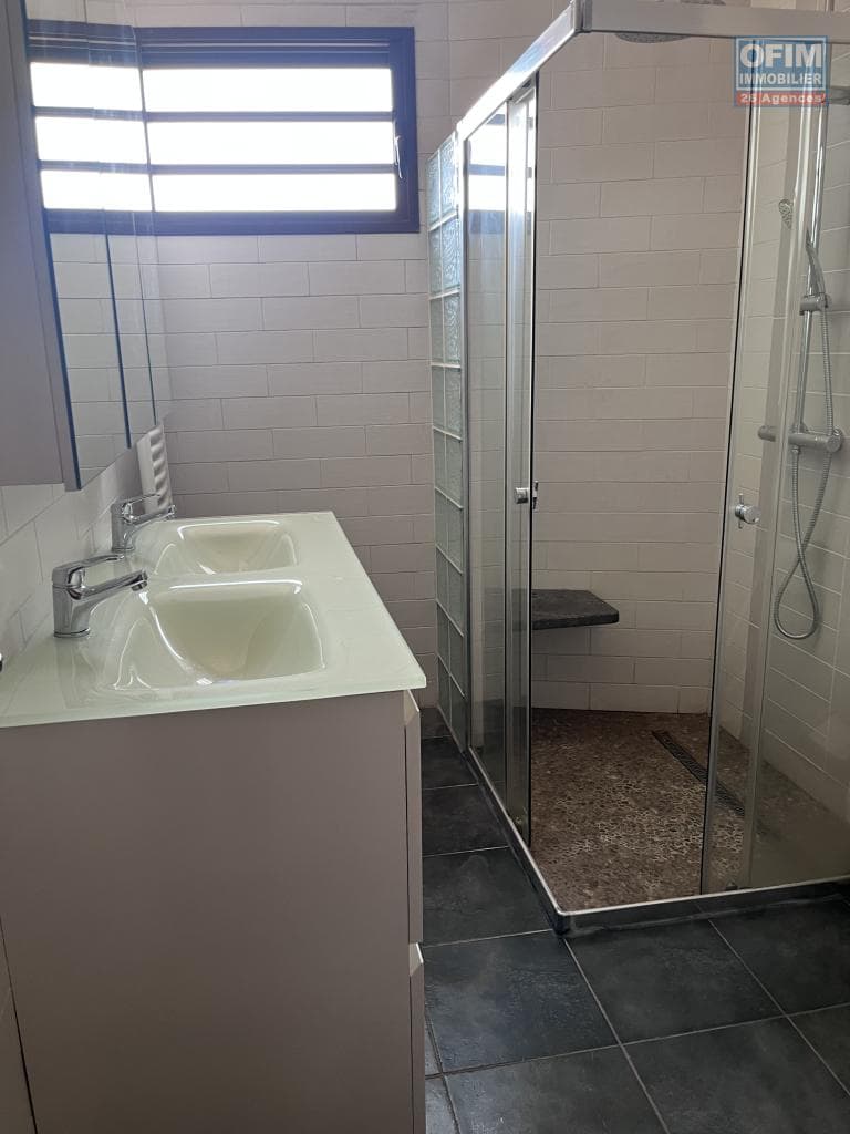 À louer un agréable appartement T3 meublé et sécurisé situé à Alarobia Ivandry Madagascar - thumbnail 5