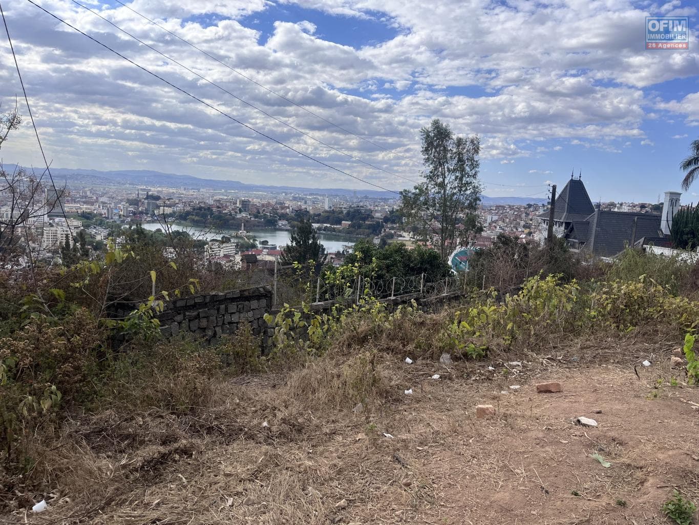 À vendre un terrain de 2200 m2 avec vue sur le lac Anosy situé à Fort Voyron Madagascar
