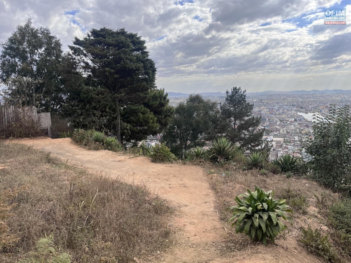 À vendre un terrain de 2200 m2 avec vue sur le lac Anosy situé à Fort Voyron Madagascar - thumbnail 2