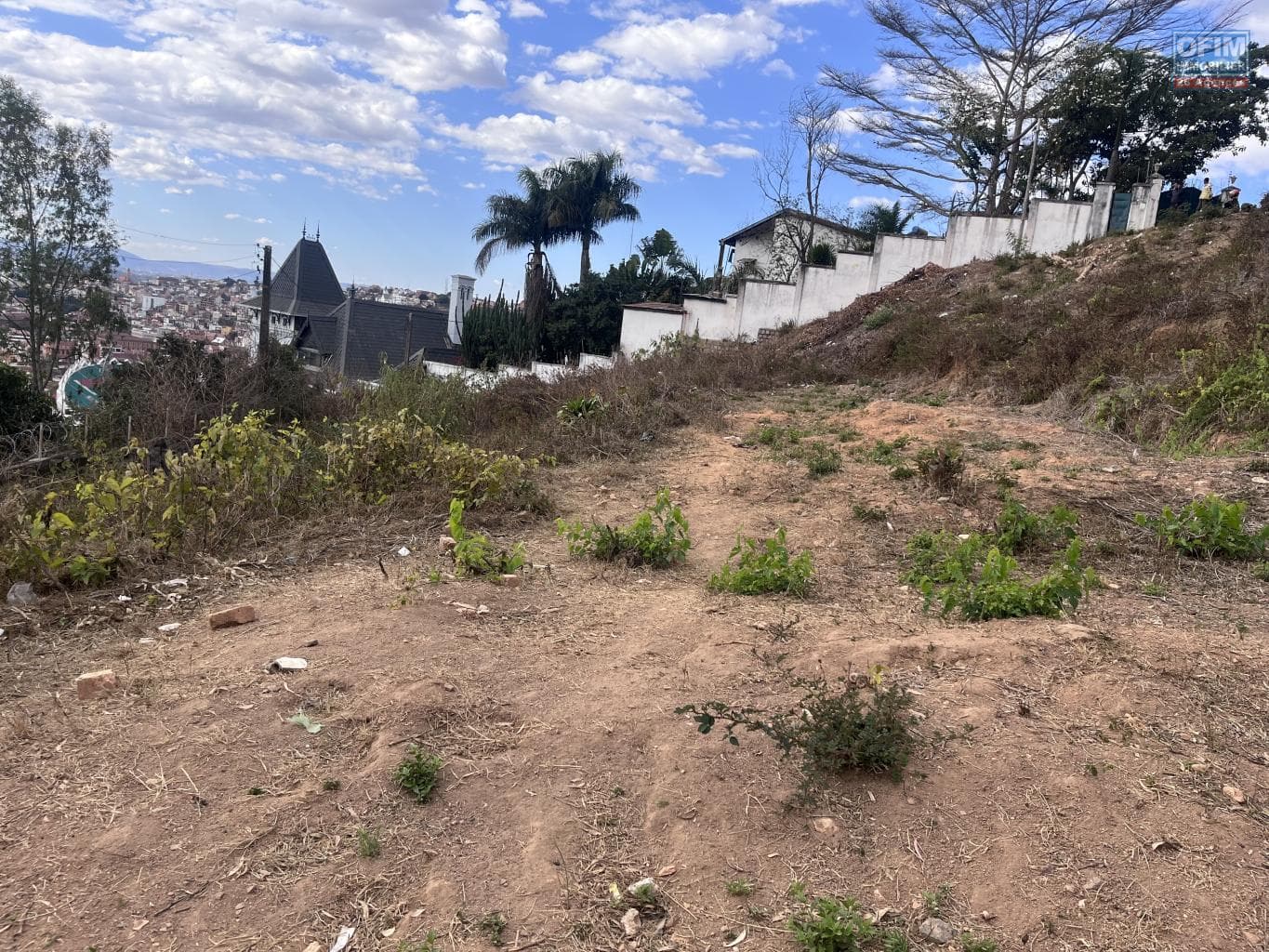 À vendre un terrain de 2200 m2 avec vue sur le lac Anosy situé à Fort Voyron Madagascar - thumbnail 4