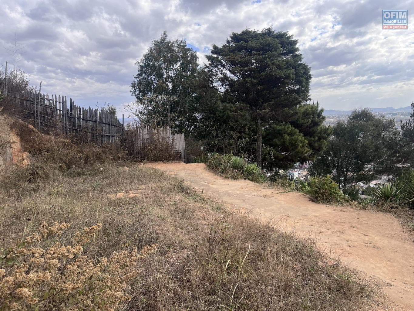 À vendre un terrain de 2200 m2 avec vue sur le lac Anosy situé à Fort Voyron Madagascar - thumbnail 5