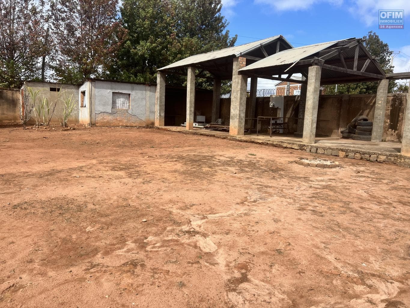 Location d’un terrain de 500 m2 plat avec hangar situé à Amborompotsy Talatamaty Madagascar