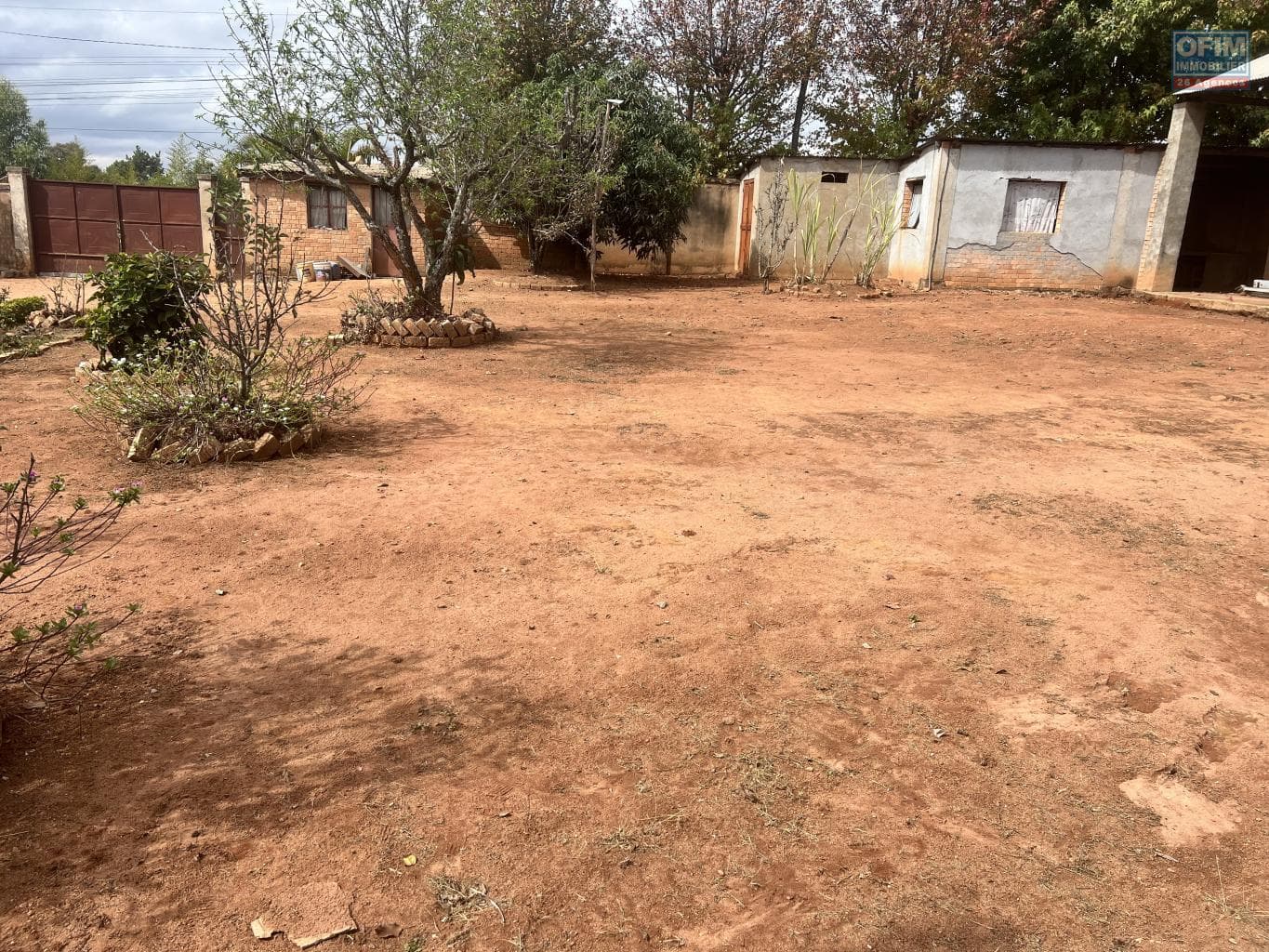 Location d’un terrain de 500 m2 plat avec hangar situé à Amborompotsy Talatamaty Madagascar - thumbnail 2