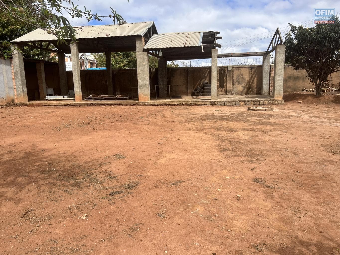 Location d’un terrain de 500 m2 plat avec hangar situé à Amborompotsy Talatamaty Madagascar - thumbnail 3